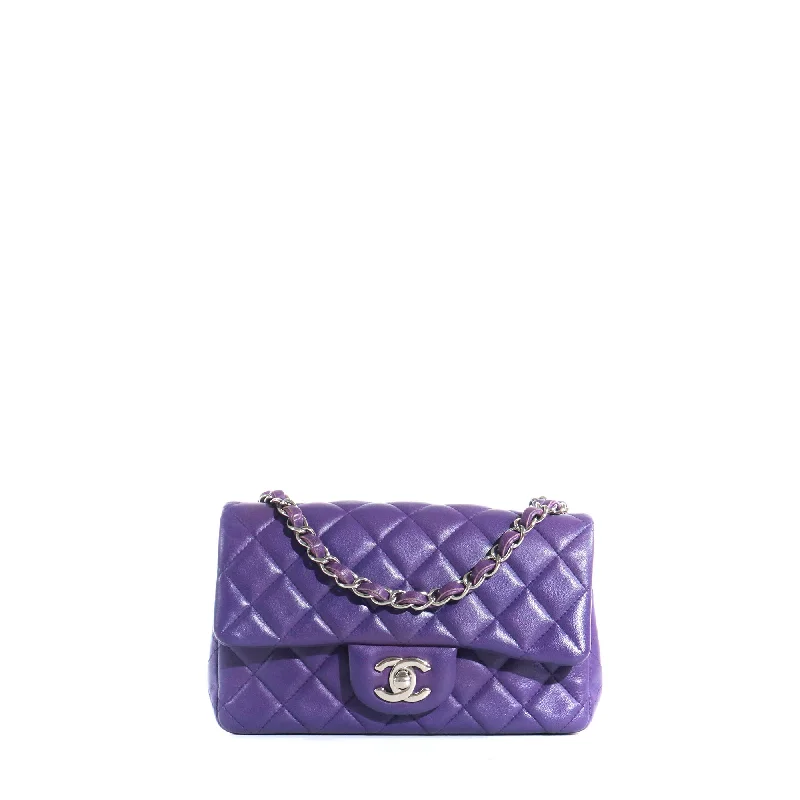 CHANEL - Sac à bandoulière Classique/Timeless Chanel mini rectangle en cuir violet