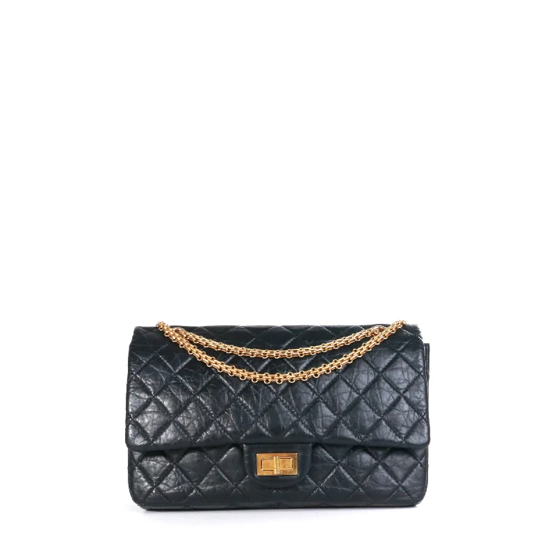 CHANEL - Sac à bandoulière 2.55 Chanel large en cuir matelassé noir