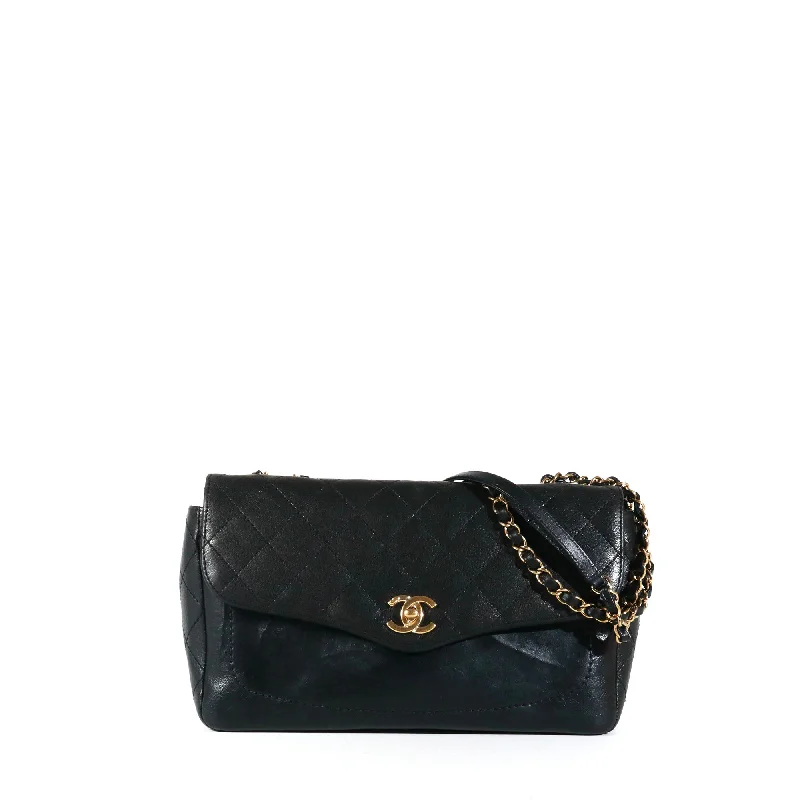 CHANEL - Sac à bandoulière Coco Curve Flap Messenger en cuir matelassé noir