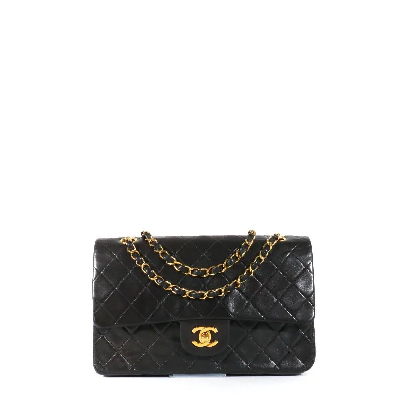 CHANEL - Sac à main Timeless 25 double flap Chanel en cuir matelassé noir vintage